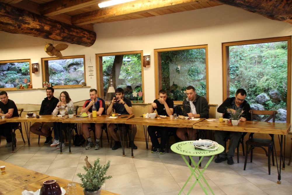 l'équipe première place prend le petit déjeuner