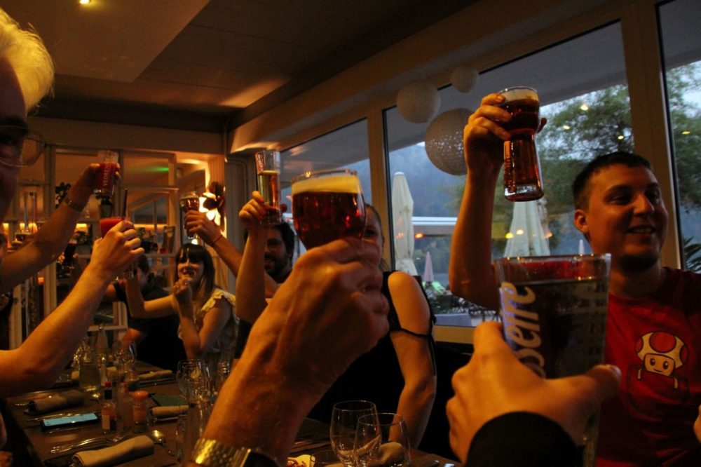 l'équipe première place porter un toast